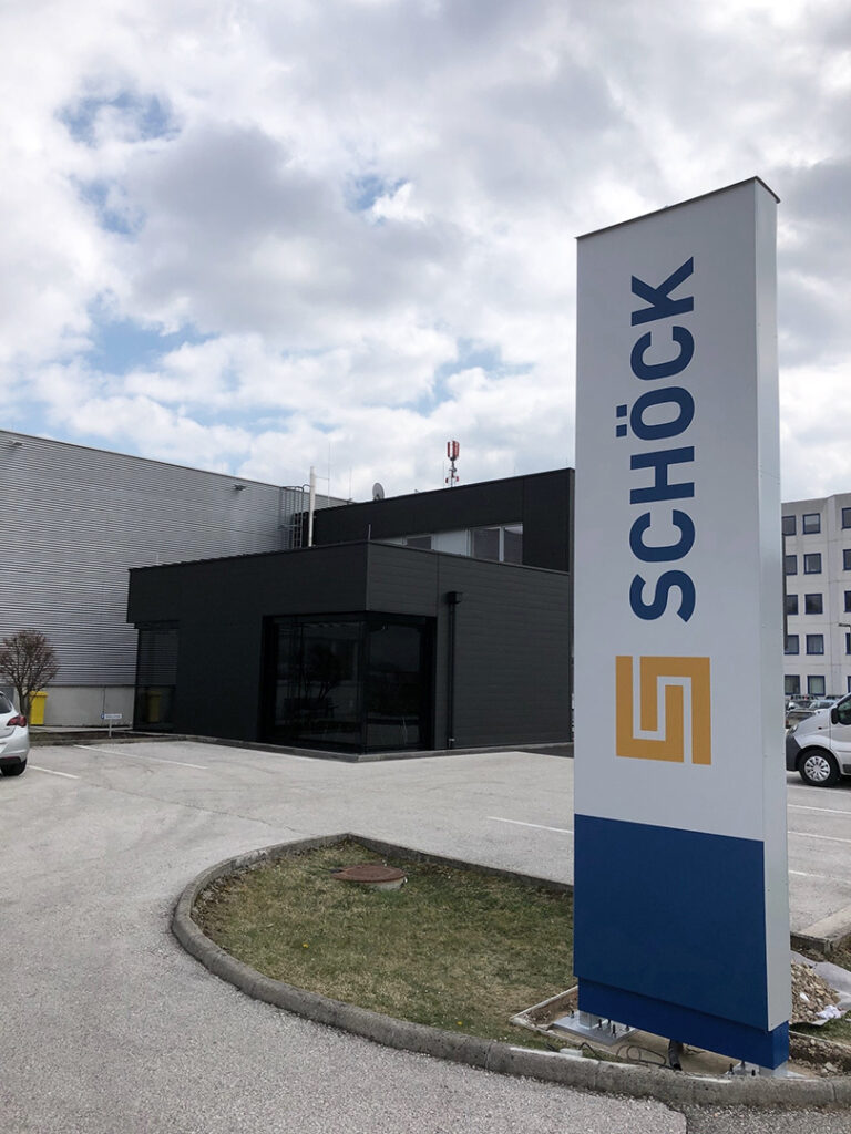 Außenansicht des Zubaus (Büros) am Schöck Bauteile GmbH Werk in Pucking, teils finanziert durch Förderungen. 